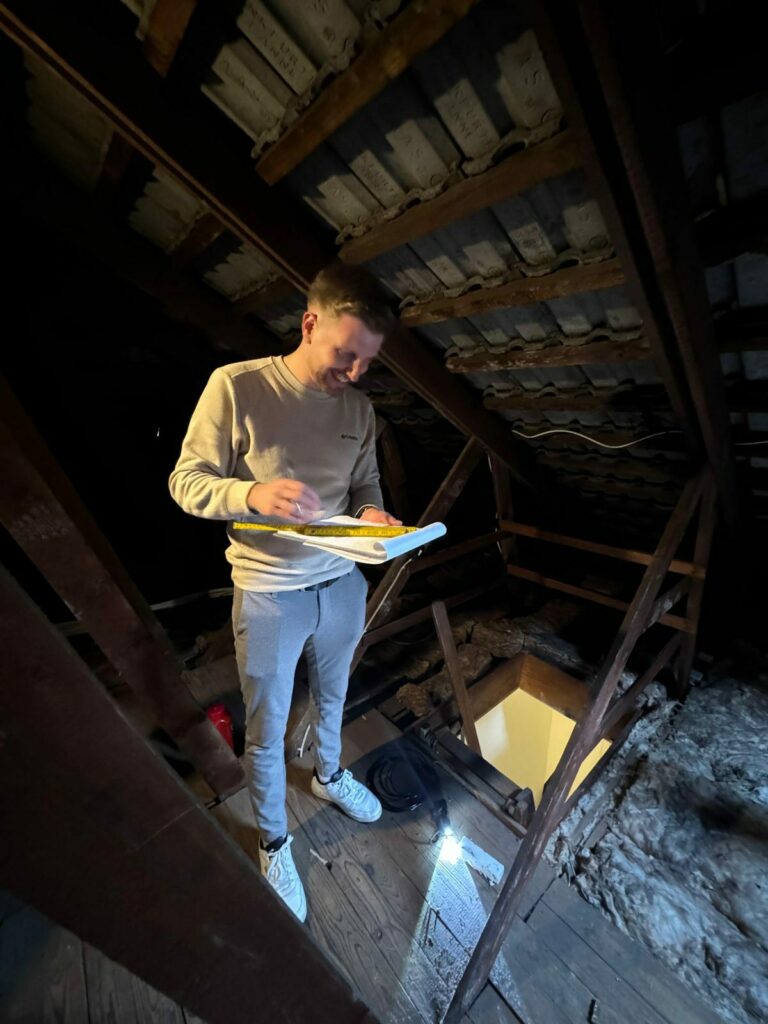 Begehung des Dachstuhls durch den Energieberater