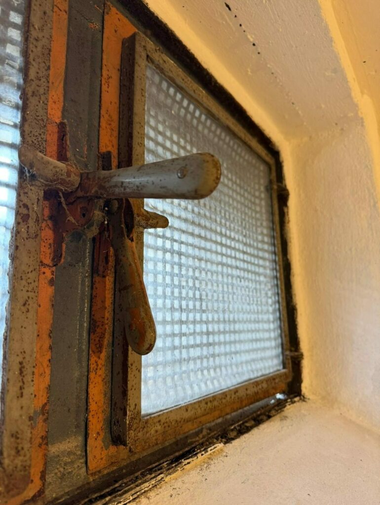 Bestand: Kellerfenster mit Einfachverglasung