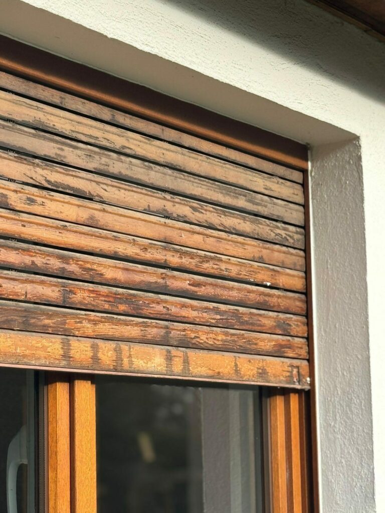 Bestand: Holzrollladen und Fenster vor dem Austausch