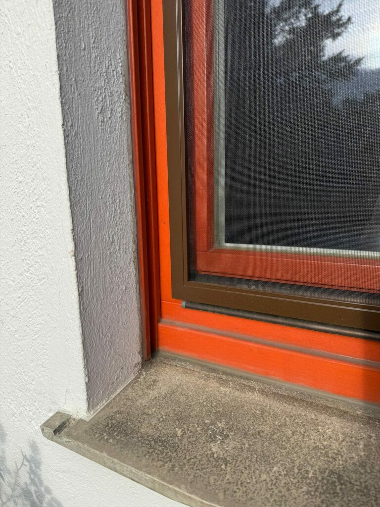 Bestand: Holzfenster vor dem Austausch