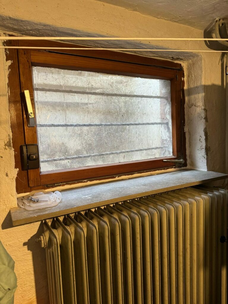 Bestand: Kellerfenster vor dem Austausch