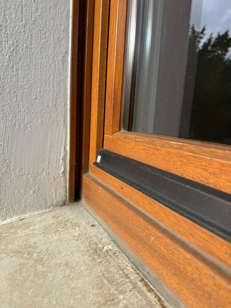 Neues Holzfenster mit Wärmeschutzverglasung